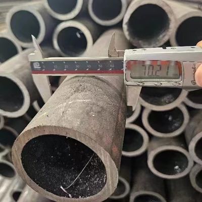 سعر جيد القسم الدائري المجوف أنابيب الفولاذ المطاطي الساخن النهاية السوداء للقوة العالية الانترنت